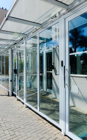 Apartamento à venda com 77m², 3 quartos e 2 vagasFachada e portaria