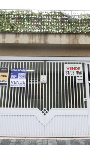 Casa à venda com 134m², 3 quartos e 2 vagas Casa à venda com 134m², 3 quartos e 2 vagasFachada