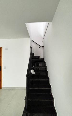 Apartamento para alugar com 130m², 3 quartos e 2 vagas Apartamento para alugar com 130m², 3 quartos e 2 vagasEscada