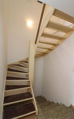 Casa de condomínio à venda com 235m², 3 quartos e 2 vagas Casa de condomínio à venda com 235m², 3 quartos e 2 vagasEscada