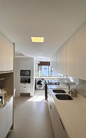 Apartamento à venda com 277m², 4 quartos e 3 vagas Apartamento à venda com 277m², 4 quartos e 3 vagasCozinha e Área de Serviço