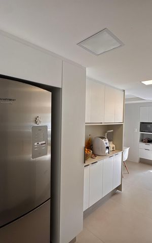 Apartamento à venda com 277m², 4 quartos e 3 vagas Apartamento à venda com 277m², 4 quartos e 3 vagasCozinha e Área de Serviço