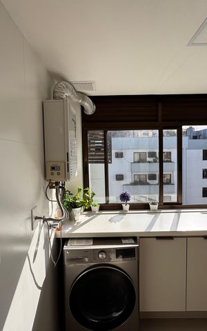 Apartamento à venda com 277m², 4 quartos e 3 vagas Apartamento à venda com 277m², 4 quartos e 3 vagasCozinha e Área de Serviço