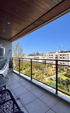 Apartamento à venda com 277m², 4 quartos e 3 vagas Apartamento à venda com 277m², 4 quartos e 3 vagasVaranda