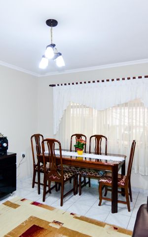 Casa à venda com 111m², 2 quartos e 2 vagasSala