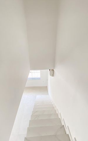 Casa para alugar com 100m², 3 quartos e 1 vaga Casa para alugar com 100m², 3 quartos e 1 vagaEscada
