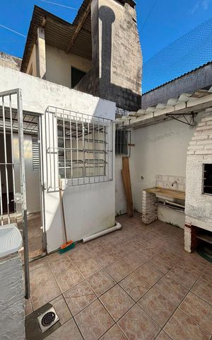 Casa à venda com 260m², 3 quartos e 2 vagas Casa à venda com 260m², 3 quartos e 2 vagasÁrea externa