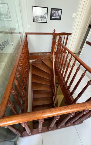Casa à venda com 250m², 5 quartos e 1 vaga Casa à venda com 250m², 5 quartos e 1 vagaEscada