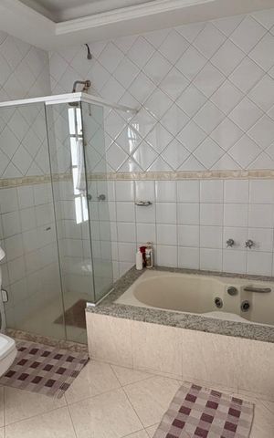Casa à venda com 250m², 5 quartos e 1 vaga Casa à venda com 250m², 5 quartos e 1 vagaBanheiro