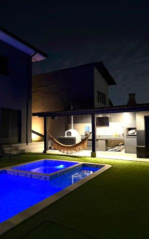 Casa à venda com 232m², 4 quartos e 3 vagas Casa à venda com 232m², 4 quartos e 3 vagasPiscina