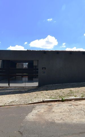 Casa à venda com 232m², 4 quartos e 3 vagasFachada