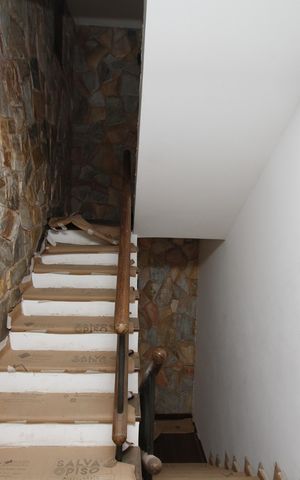 Casa à venda com 400m², 4 quartos e 4 vagasEscada