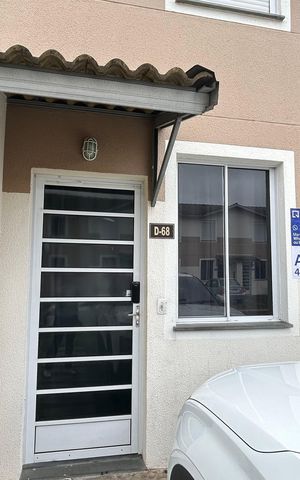 Casa de condomínio para alugar com 56m², 2 quartos e 1 vaga Casa de condomínio para alugar com 56m², 2 quartos e 1 vagaPlaca instalada na fachada do imóvel