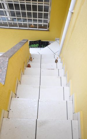 Casa para alugar com 100m², 3 quartos e 2 vagasEscada