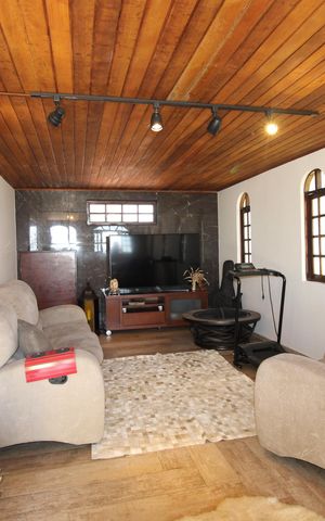 Casa à venda com 240m², 3 quartos e 6 vagasSala de TV