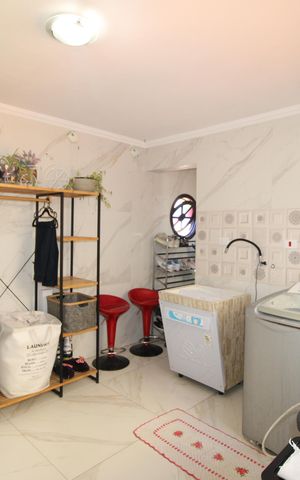 Casa à venda com 240m², 3 quartos e 6 vagasÁrea de Serviço