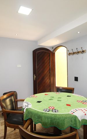 Casa à venda com 240m², 3 quartos e 6 vagasBiblioteca