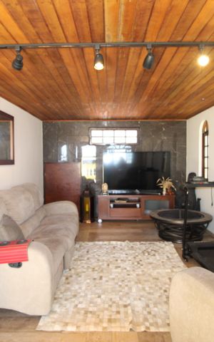 Casa à venda com 240m², 3 quartos e 6 vagasSala de TV