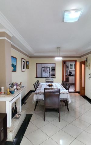 Casa à venda com 240m², 3 quartos e 4 vagas Casa à venda com 240m², 3 quartos e 4 vagasSala