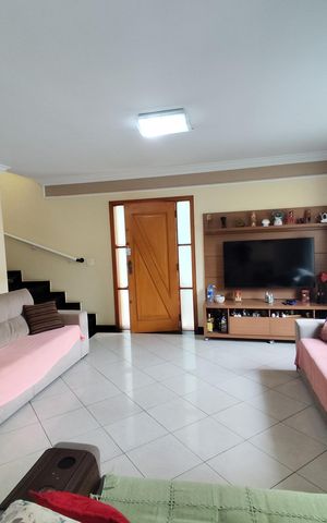 Casa à venda com 240m², 3 quartos e 4 vagas Casa à venda com 240m², 3 quartos e 4 vagasSala