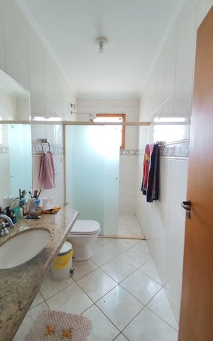 Casa à venda com 240m², 3 quartos e 4 vagas Casa à venda com 240m², 3 quartos e 4 vagasBanheiro