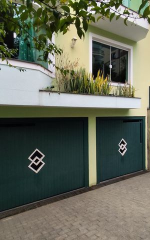 Casa à venda com 240m², 3 quartos e 4 vagas Casa à venda com 240m², 3 quartos e 4 vagasFachada