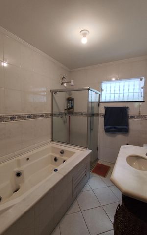 Casa à venda com 240m², 3 quartos e 4 vagas Casa à venda com 240m², 3 quartos e 4 vagasBanheiro