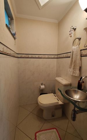 Casa à venda com 240m², 3 quartos e 4 vagas Casa à venda com 240m², 3 quartos e 4 vagasBanheiro