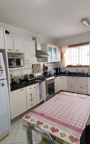Casa à venda com 240m², 3 quartos e 4 vagas Casa à venda com 240m², 3 quartos e 4 vagasCozinha
