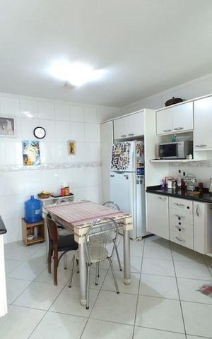 Casa à venda com 240m², 3 quartos e 4 vagas Casa à venda com 240m², 3 quartos e 4 vagasCozinha