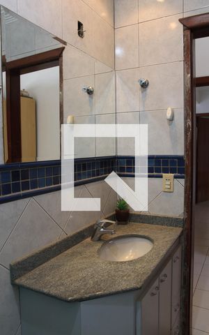Casa à venda com 365m², 4 quartos e 6 vagasBanheiro da Suíte 2