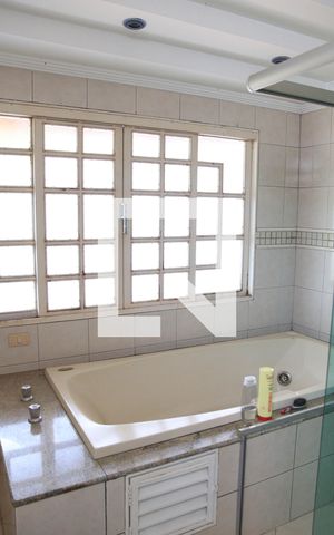 Casa à venda com 365m², 4 quartos e 6 vagasBanheiro da Suíte 1