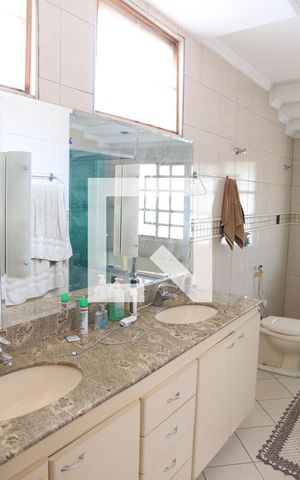 Casa à venda com 365m², 4 quartos e 6 vagasBanheiro da Suíte 1