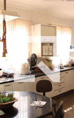 Casa à venda com 365m², 4 quartos e 6 vagasCozinha