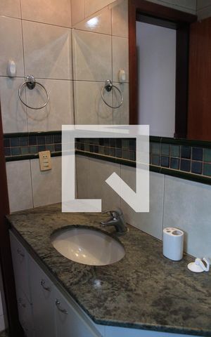 Casa à venda com 365m², 4 quartos e 6 vagasBanheiro da Suíte 4