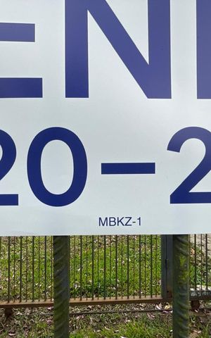 Casa à venda com 166m², 2 quartos e 2 vagas Casa à venda com 166m², 2 quartos e 2 vagasPlaca instalada em 01/09/2026 com o código MBKZ-1