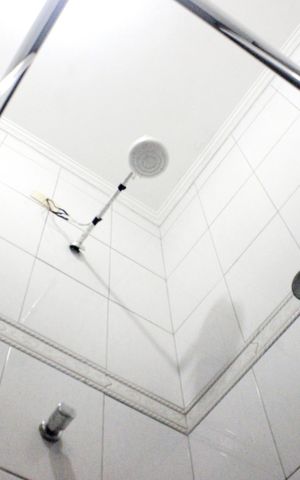 Casa à venda com 170m², 2 quartos e 2 vagasBanheiro 1