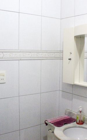 Casa à venda com 170m², 2 quartos e 2 vagasBanheiro 1