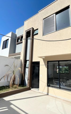 Casa à venda com 89m², 3 quartos e 2 vagas Casa à venda com 89m², 3 quartos e 2 vagasFachada
