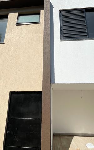 Casa à venda com 90m², 3 quartos e 2 vagas Casa à venda com 90m², 3 quartos e 2 vagasFachada