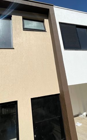 Casa à venda com 90m², 3 quartos e 2 vagas Casa à venda com 90m², 3 quartos e 2 vagasFachada