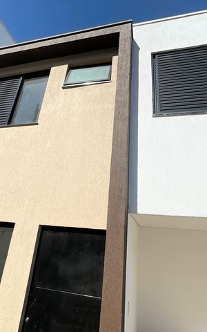 Casa à venda com 90m², 3 quartos e 2 vagas Casa à venda com 90m², 3 quartos e 2 vagasFachada