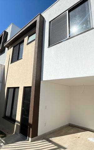 Casa à venda com 90m², 3 quartos e 2 vagas Casa à venda com 90m², 3 quartos e 2 vagasFachada