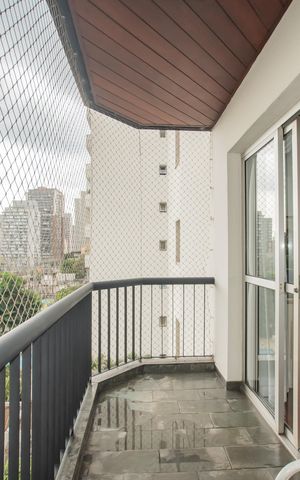 Apartamento à venda com 128m², 4 quartos e 2 vagas Apartamento à venda com 128m², 4 quartos e 2 vagasVaranda