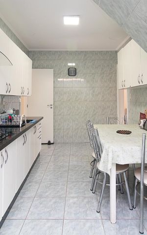 Casa à venda com 240m², 4 quartos e 2 vagasCozinha e Área de Serviço