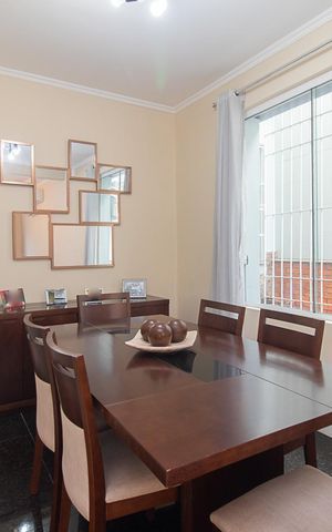 Casa à venda com 240m², 4 quartos e 2 vagasSala