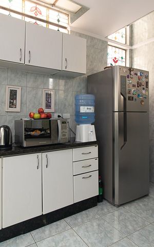 Casa à venda com 240m², 4 quartos e 2 vagasCozinha e Área de Serviço