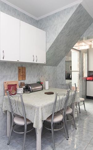 Casa à venda com 240m², 4 quartos e 2 vagasCozinha e Área de Serviço