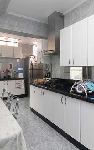 Casa à venda com 240m², 4 quartos e 2 vagasCozinha e Área de Serviço