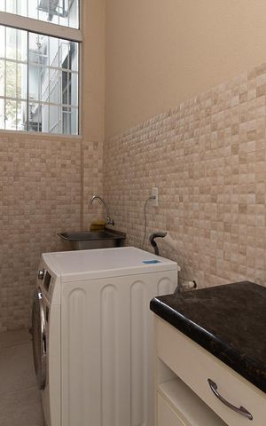 Casa à venda com 240m², 4 quartos e 2 vagasCozinha e Área de Serviço